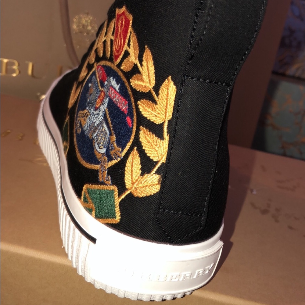 Selling my new Burberry sneakers never been worn - Picture 3 of 6